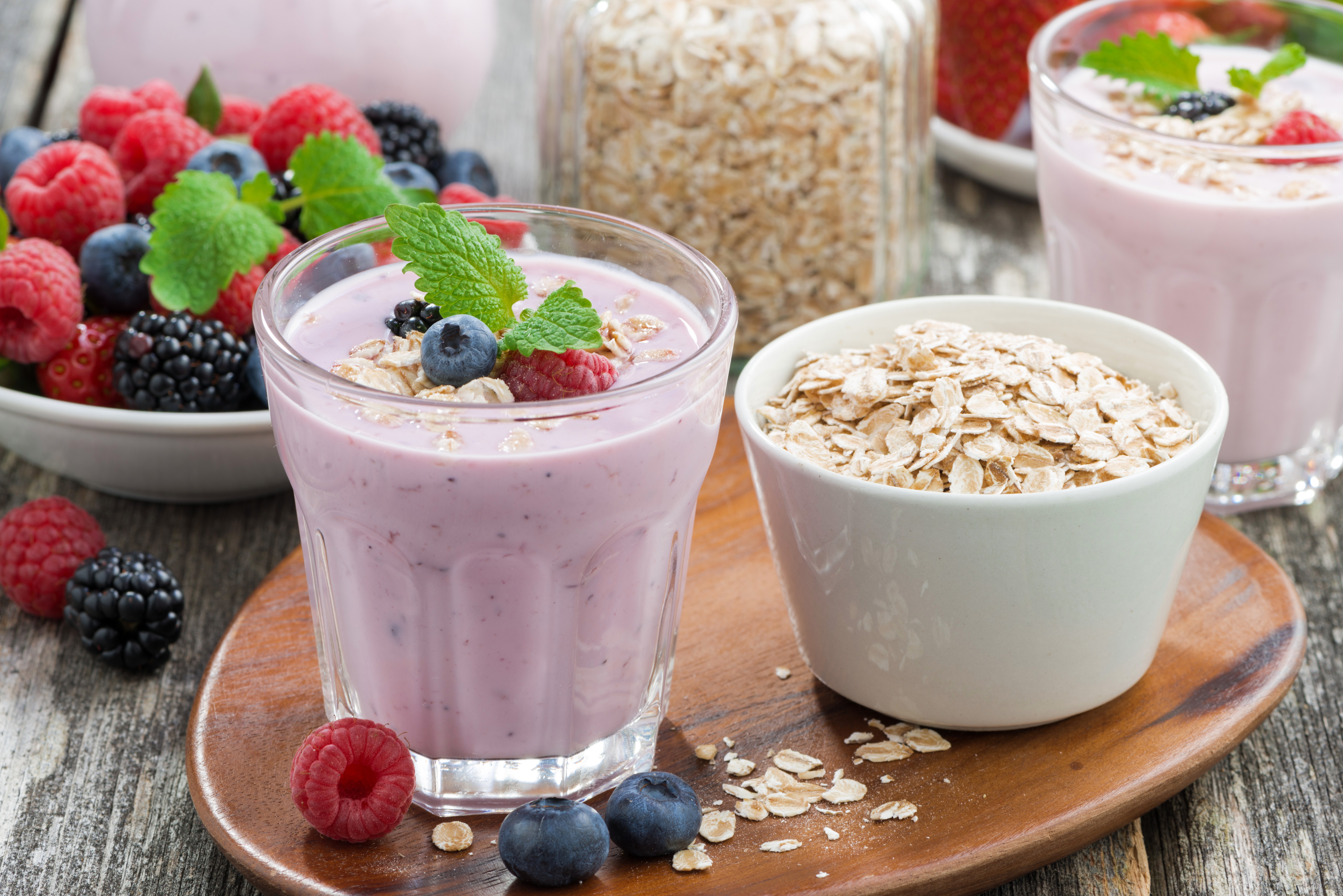 Foods that give you energy smoothies, oats, whole grains, and berries